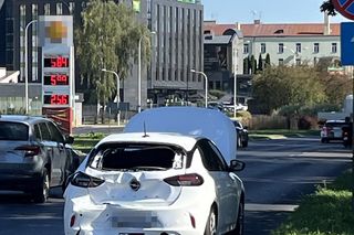 Szambiarka rozszczelniła się po zderzeniu z oplem. Kobieta trafiła do szpitala.