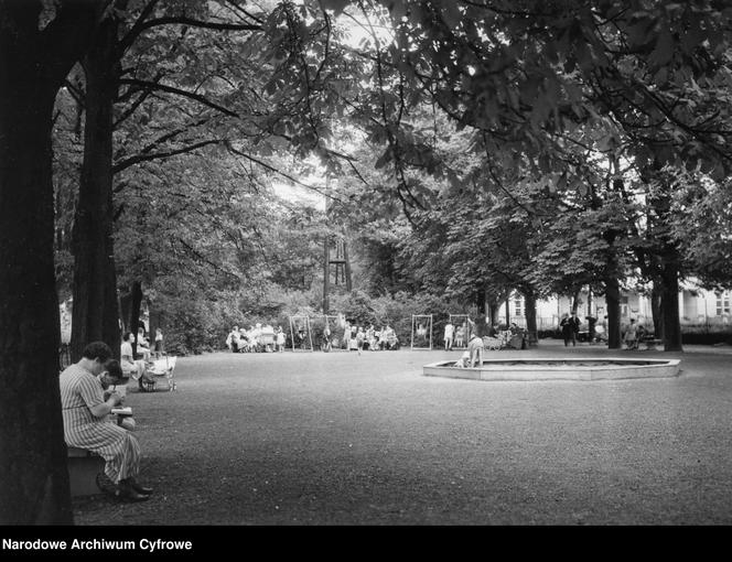 Plac zabaw dla dzieci. Widoczne huśtawki i piaskownica, 1934