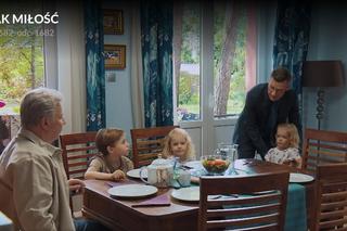 M jak miłość odc. 1682. Piotrek (Marcin Mroczek), Marszałek (Emilian Kamiński), Misiek (Aleksander Bożyk), Emilka (Julia Kempka), Zuzia (Marcelina Kempka)	