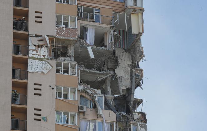 Pocisk trafił w blok mieszkalny w Kijowie [ZDJĘCIA]