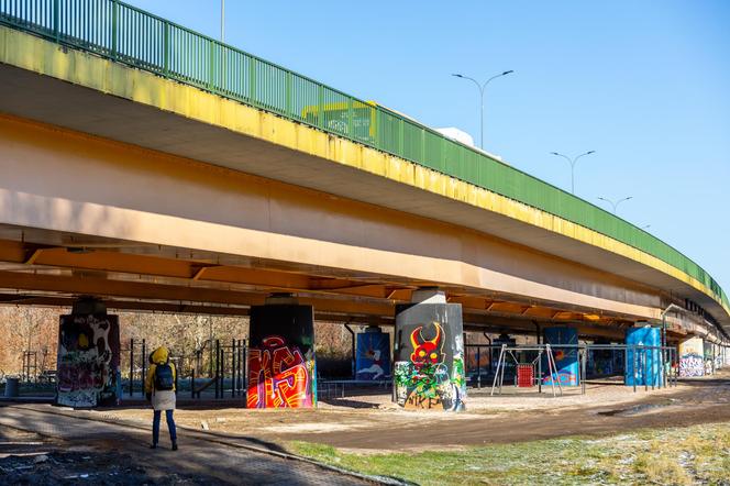 Strefa sportowo-rekreacyjna pod mostem Siekierkowskim w Warszawie