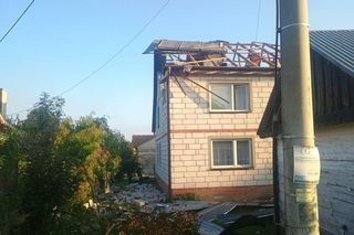 Dron uszkodził dach domu w Wyrykach. Odwołano zajęcia w szkołach i przedszkolach