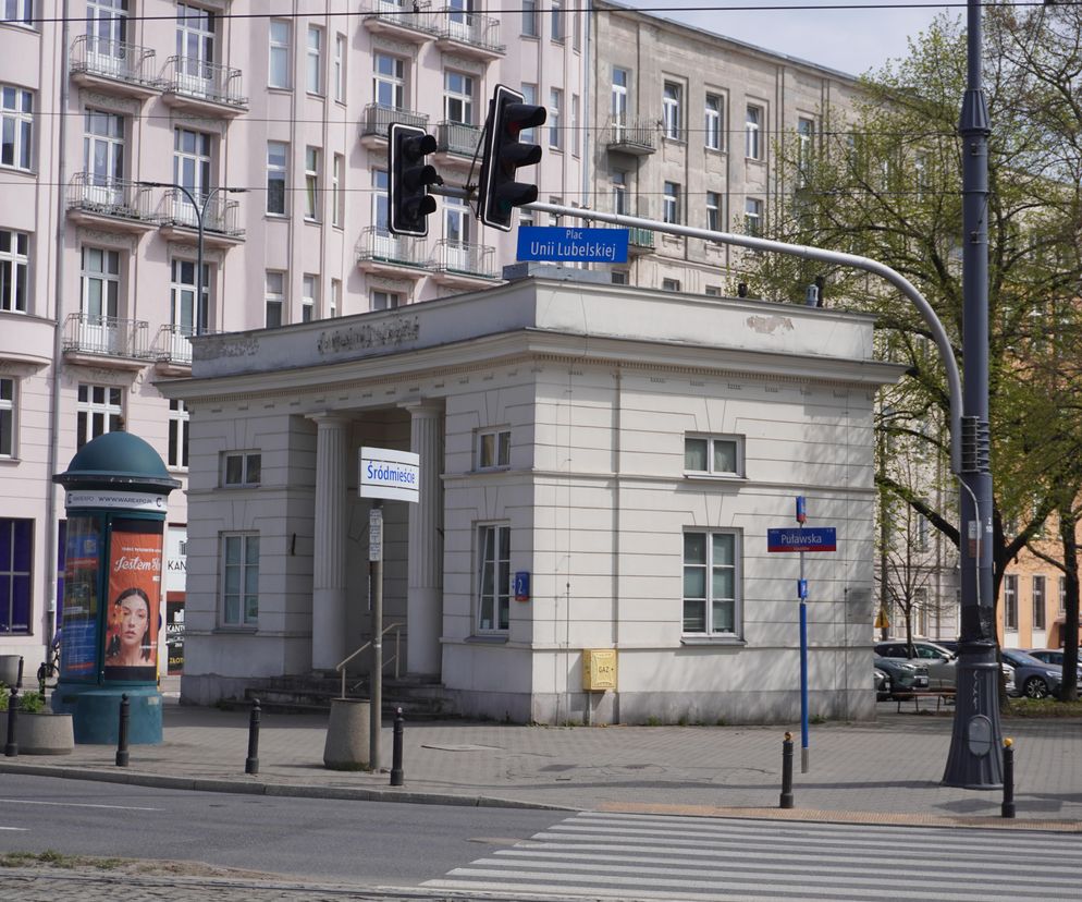 Dwa białe budynki w centrum Warszawy. Dziś niepozorne, kiedyś miały wielką rolę