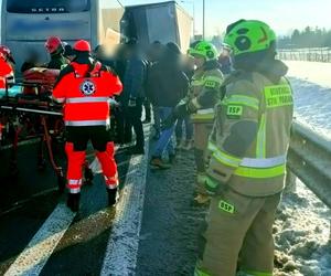 Potworne zderzenie autokaru z tirem. 12 osób rannych, na miejscu śmigłowiec 