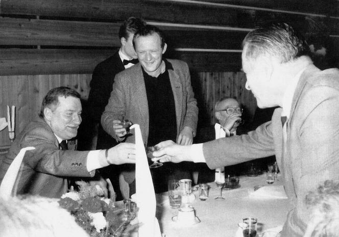 Lech Wałęsa, Adam Michnik i Czesław Kiszczak w trakcie rozmów w Magdalence 1989. 
