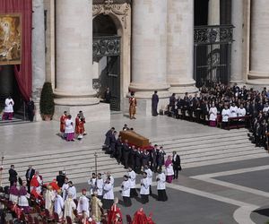 Zaczął się pogrzeb papieża Franciszka. Jedna z największych takich ceremonii w historii