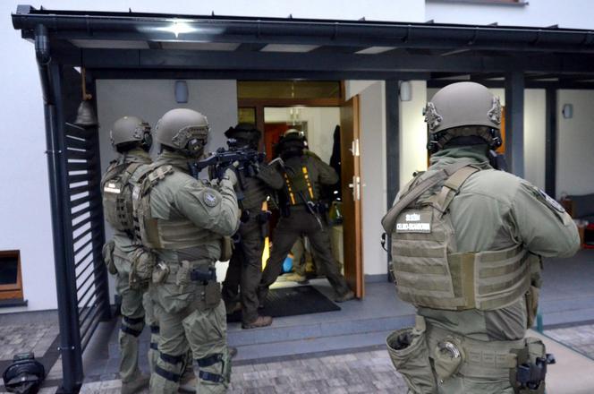 KAS rozbiła grupę przestępczą. Chodzi o fałszowanie faktur VAT. 10 osób zatrzymanych. Znaleziono broń i narkotyki