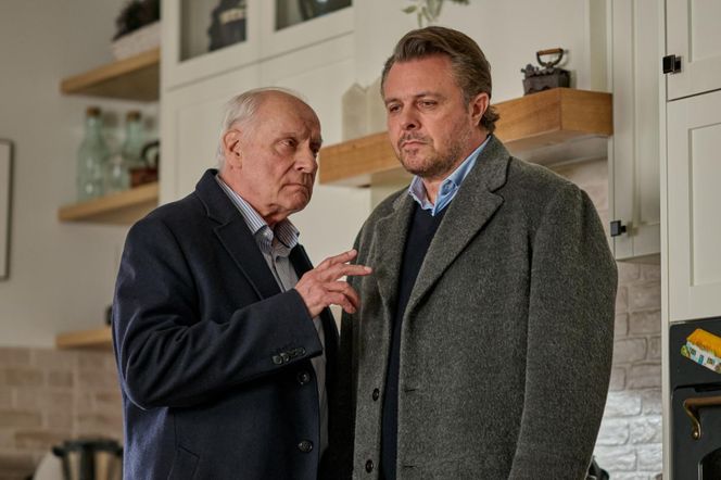 Na Wspólnej odc. 4044: Hebel (Tadeusz Huk), Konrad (Marek Bukowski)