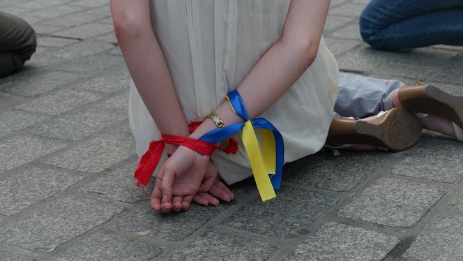 Ukraińcy protestowali na krakowskim Rynku. Chcą, by Ołeh Sencow i inni ukraińscy więźniowie polityczni zostali wypuszczeni z rosyjskich więzień