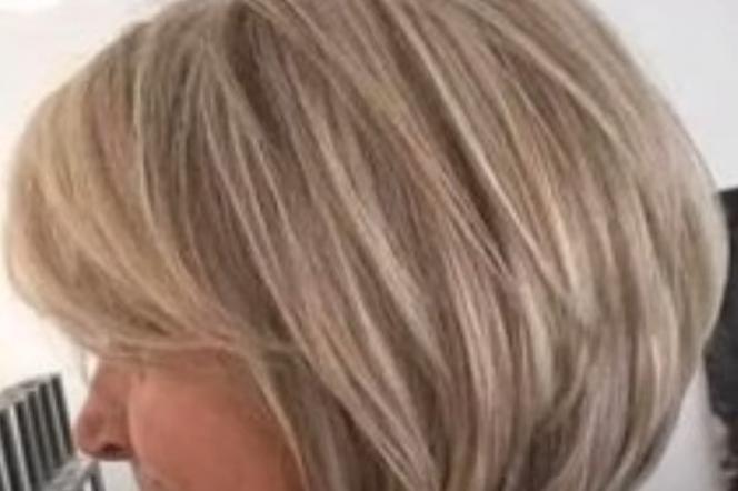 Najlepsze fryzury dla kobiet po 50-tce na blond włosy