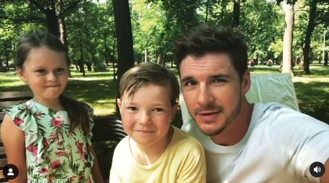 M jak miłość po wakacjach 2021. Marcin (Mikołaj Roznerski), Szymek (Staś Szczypiński), Maja (Laura Jankowska)	