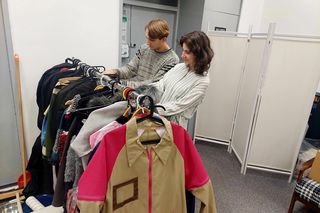 Bydgoscy studenci zaprojektowali uniformy dla obsługi pociągów. Tak się będą nosić pracownicy WARS-u