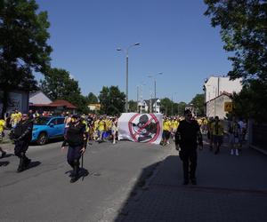 Przemarsz kibiców Stali Gorzów przed meczem z Falubazem Zielona Góra