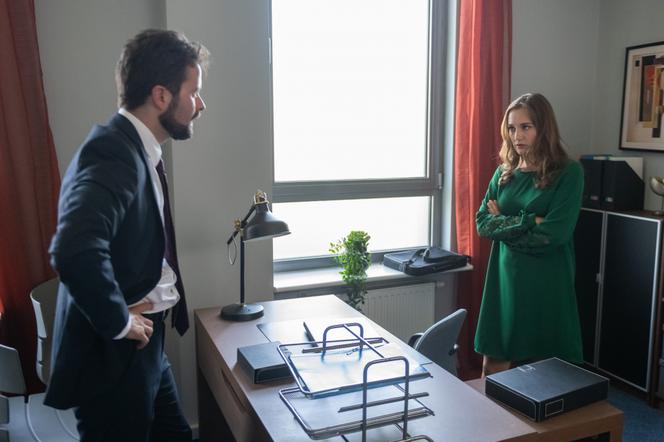 Na Wspólnej, odc. 2961. Prezes Jankowski (Paweł Hajnos), Aneta (Dorota Krempa)
