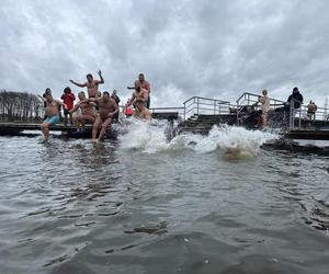 Świętowali na sportowo w lodowatej kąpieli. Morsowanie w Radomiu i Białobrzegach