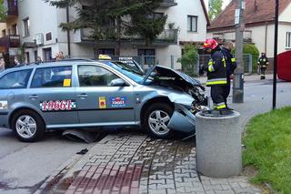 Kraków: Groźny wypadek na Azorach. Zderzenie taksówki z busem