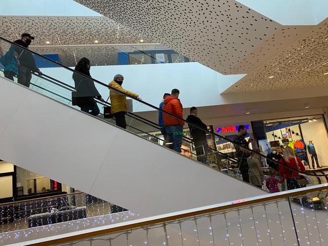 Galerie są już otwarte! Olsztynianie ruszyli na zakupy, kolejek nie brakuje [ZDJĘCIA]