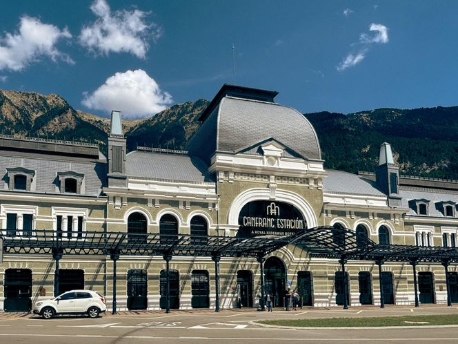  Canfranc Estación, Hiszpania. Dawny dworzec kolejowy zamienił się w luksusowy hotel