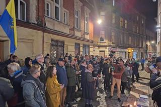 Impreza pożegnalna pod biurem poselskim Barbary Dziuk. O Barbaro, królowo donosów! 