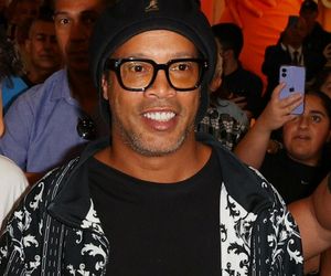 Ronaldinho już w Polsce! Na lotnisku miał mocną obstawę, wszystko się nagrało