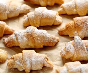 Przepis na rogaliki z serka homogenizowanego. Doskonałe, kruche i bardzo łatwe