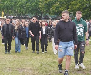 Kortowiada 2025. Koncerty na Plaży Kortowskiej przyciągnęły tłumy. Tak wyglądał drugi dzień imprezy!