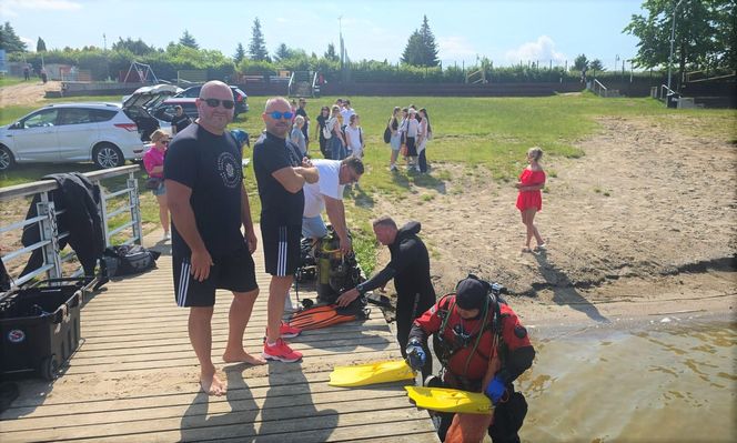 Płetwonurkowie oczyszczali plaże w Iławie. W wodzie masa śmieci