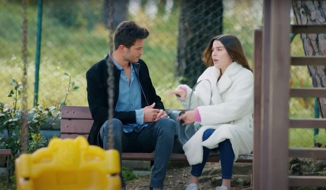 Ege śledzi Melis i dla zmyłki proponuje jej natychmiastowy ślub.