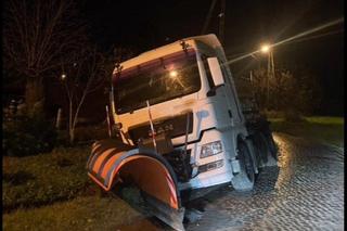 Szalony pościg… za pługopiaskarką. Została „porwana” przez sprawcę wypadku 