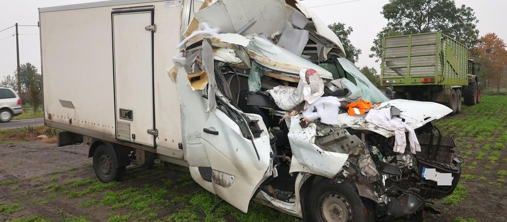 Bus wbił się w tył przyczepy traktora! O krok od tragedii na DK 62