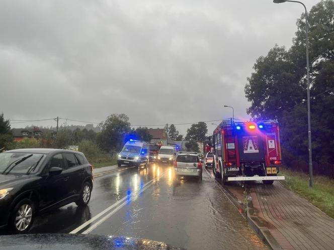 Przekroczone stany alarmowe na kilku rzekach, strażacy układają worki z piaskiem. Relacja live