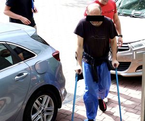 Daniel W. ruszył z młotkiem na policjanta. Potem padł strzał. 49-latek usłyszał zarzut