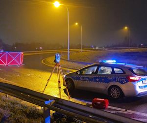 Matka nie żyje, w aucie dzieci. Śmiertelne dachowanie w Warszawie