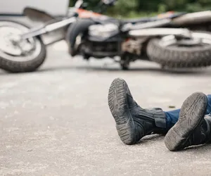 15-latek roztrzaskał się motocyklem na mercedesie! Tragiczne wieści z Lubelszczyzny