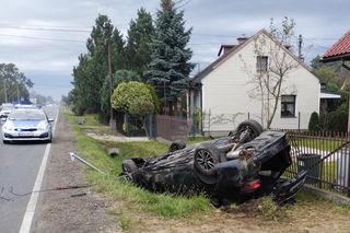 Toyota wypadła z jezdni i dachowała w rowie. Kierowca wracał z nocnej zmiany