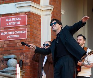 Koncert Dawida Kwiatkowskiego przed ratuszem miejskim w Kętrzynie