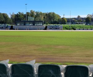 Budowa stadionu w Starachowicach. Na murawie już zielono