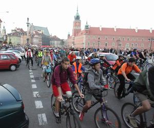 Rowerzyści zablokują Warszawę. Masa Krytyczna przejedzie przez miasto. Znamy trasę