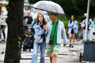 Gwiazdor z programu Królowe życia z młodziutką partnerką w Sopocie