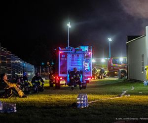  Kawle. Pożar zakładu przetwórstwa drobiowego. 120 strażaków walczy z żywiołem w czwartek, 14 sierpnia. Jeden z nich zaginął [ZDJĘCIA]