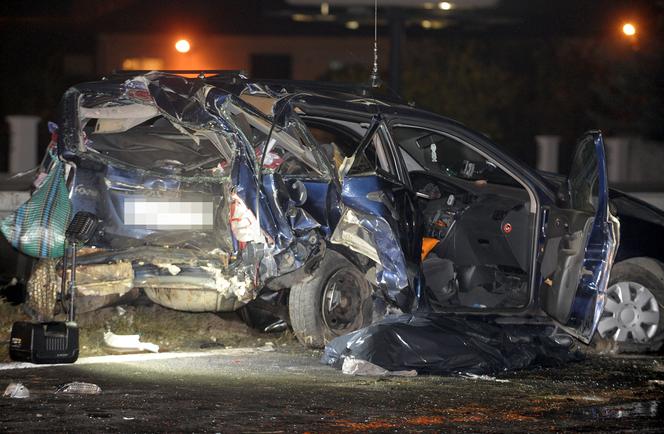 Dziekanów Leśny: Wypadek. Nie żyje pasażer stojącego na poboczu auta, w które uderzył bus GALERIA