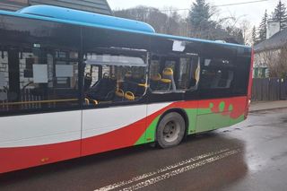 Przewoził gałęzie. Rozbił szyby w autobusie