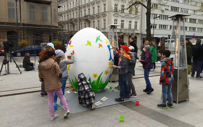 Gigantyczna dwumetrowa pisanka stanęła w centrum Warszawy