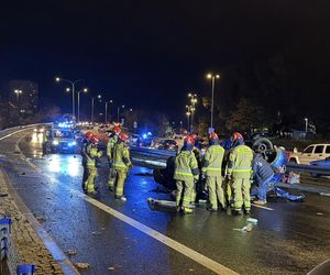 Auto rosyjskiej ambasady dachowało w Warszawie! Odłamki uszkodziły inne pojazdy