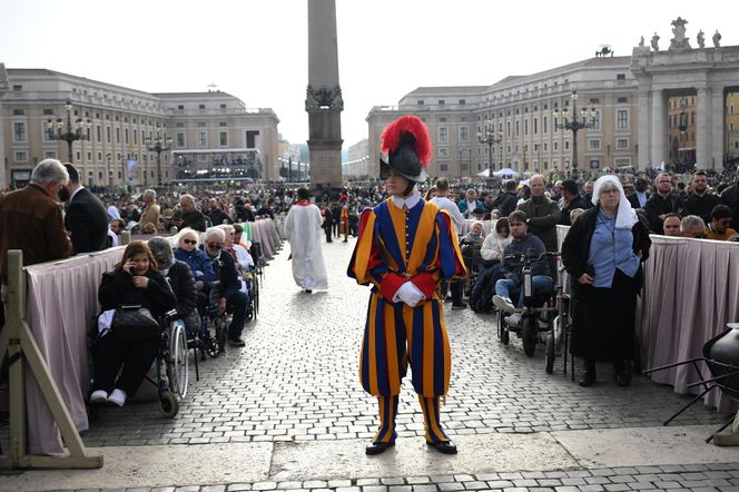 Ostatnie chwile przed pogrzebem Franciszka. Tłumy wiernych na pl. św. Piotra