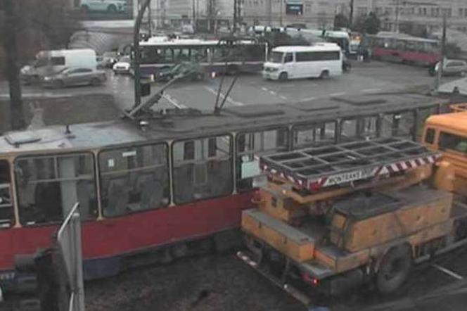Zderzenie tramwaju z samochodem osobowym na rondzie Jagiellonów