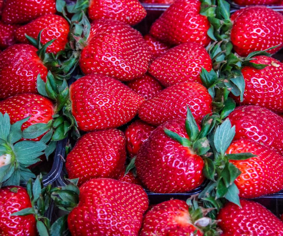 co zrobić z szypułek po truskawkach