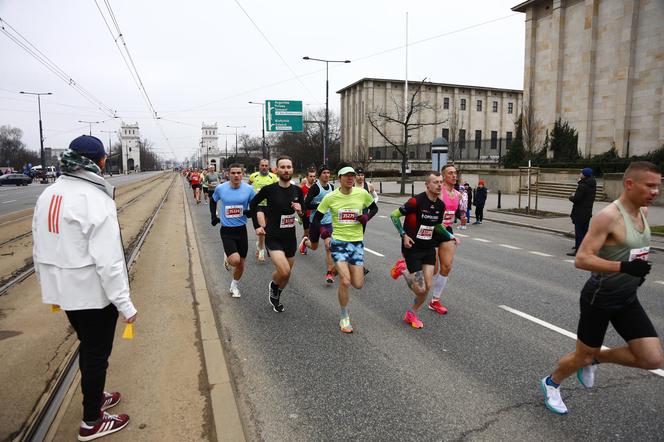 Bieg na Piątkę 2024, Warszawa - zdjęcia. Biegłeś? Szukaj się w galerii!