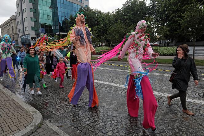 Rozpoczęto 10. edycję Festiwalu LALKANIELALKA. Kolorowa parada na ulicach miasta [ZDJĘCIA]