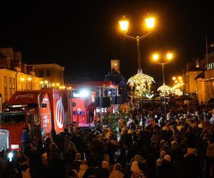 Ciężarówka Coca-cola w Białymstoku! Świąteczna atrakcja przyciągnęła tłumy mieszkańców na Rynek Kościuszki